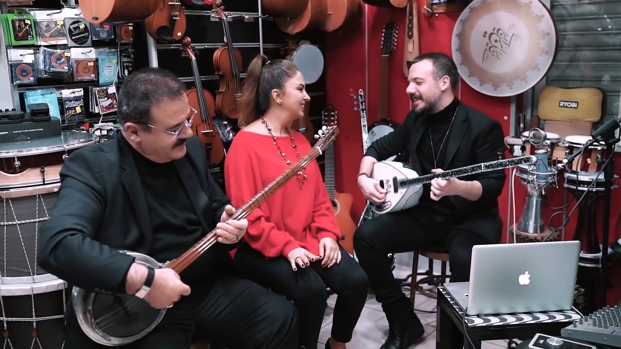 Evlerinin Önü Yonca  Münevver Özdemir Mustafa  Mehmet İpekçioğlu