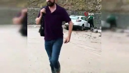 Van’da sel nedeniyle araçlar mahsur kaldı