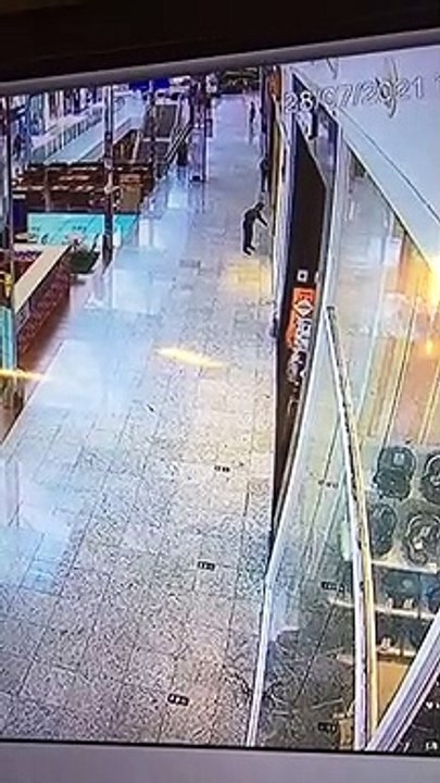 Assaltantes invadem loja no Balneário Shopping