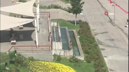 Karabük'te çocuklar süs havuzunda serinledi