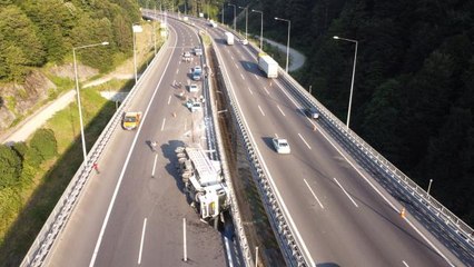 Tải video: Bolu Dağı Tüneli çıkışında devrilen tır trafiği aksattı