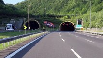 BOLU - Bolu Dağı Tüneli çıkışında devrilen tır trafiği aksattı