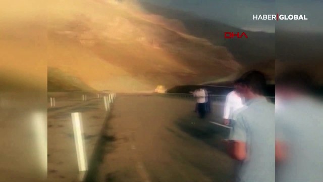 Hakkari-Van karayolunda heyelan meydana geldi, yol kapandı