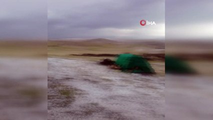 Ağrı’da aniden bastıran dolu çevreyi beyaza bürüdü