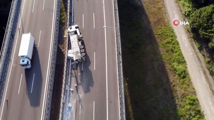 Mermer yüklü tır devrildi: TEM ulaşıma kapandı