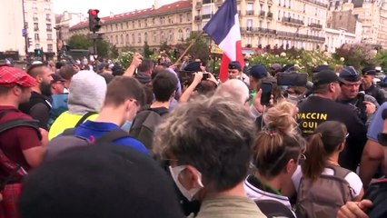 Descargar video: Francia: ancora in piazza contro il Green Pass. Tensioni a Parigi