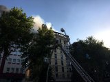 Son dakika haber! Maltepe'de bir otelin çatı katında çıkan yangına müdahale ediliyor (3)