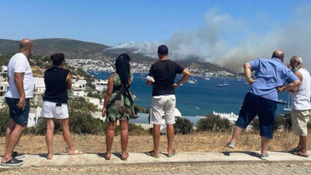 Bodrum'daki yangına müdahale sürüyor! Tatilciler, yangını endişeyle izledi