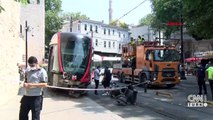 Pos cihazına takılan tramvay, raylardan çıkıp elektrik direğine çarptı