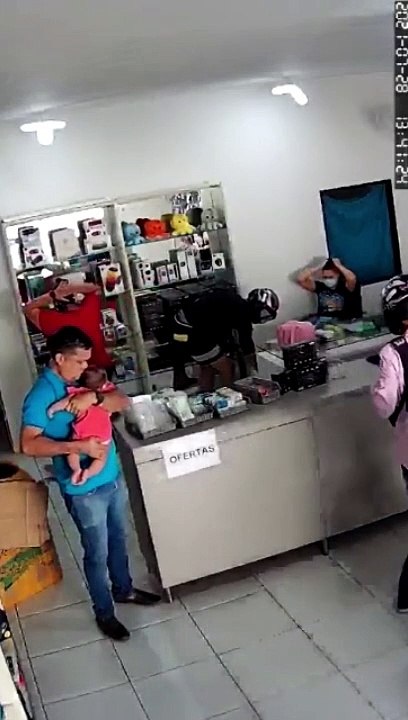 Bandidos assaltam loja em Cajazeiras e apontam arma para homem com bebê nos braços