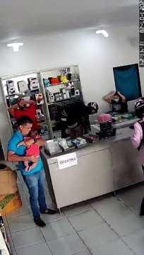 Bandidos assaltam loja em Cajazeiras e apontam arma para homem com bebê nos braços