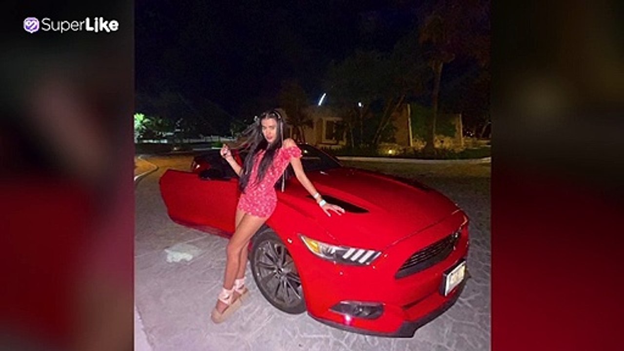 Luisa Castro robó suspiros tras posar con corto vestido en lujoso carro rojo