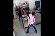 Bandidos assaltam loja em Cajazeiras e apontam arma para homem com bebê nos braços