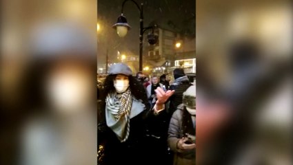 Neve encanta moradores e visitantes de Gramado (RS) na noite desta quarta-feira (28)