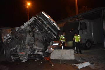 Otomobille çarpışan TIR beton bariyerleri aşıp, emniyetin bahçesine girdi