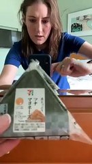 I had a hard time opening the rice balls sold at convenience stores in Japan　日本のコンビニで売られているおにぎりの開け方に大苦戦