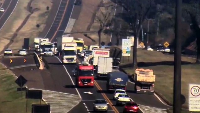 Vídeo mostra momento em que caminhão tomba às margens da BR-277, em Cascavel