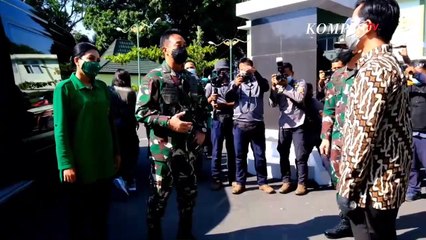 Mesra Banget! Di Depan Gibran, KSAD Jenderal Andika Perkasa Gandeng Istri