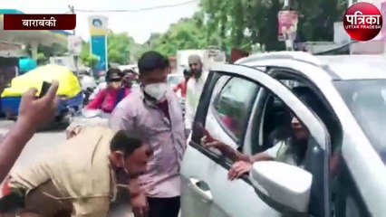 जब लड़की ने सड़क पर दारोगा को दिया धक्का, वीडियो वायरल