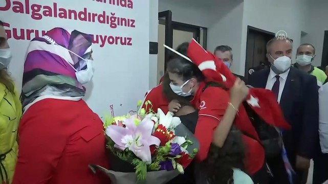 Tokyo 2020'de bronz madalya kazanan milli tekvandocu Hatice Kübra İlgün'e karşılama töreni