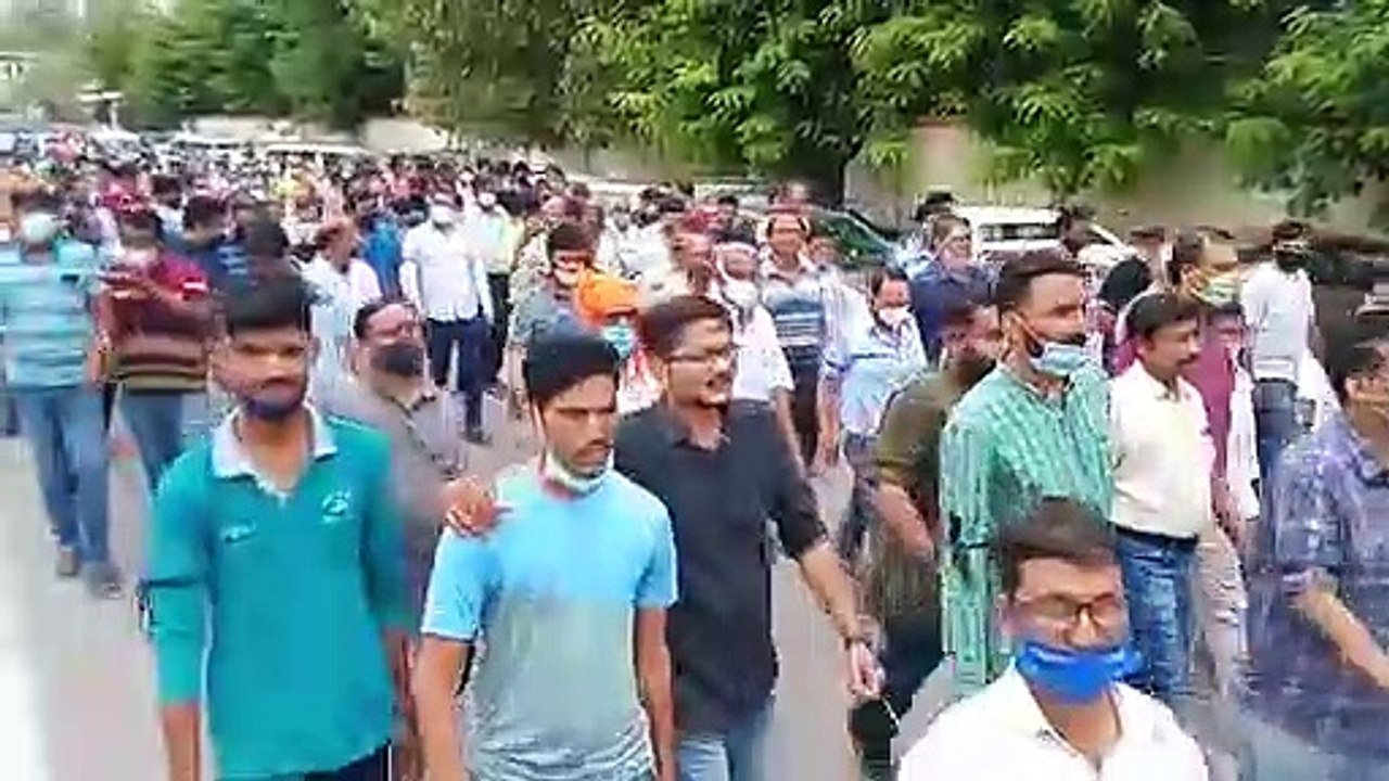 लूट के विरोध में व्यापारियों ने निकाली रैली, एसपी ने कहा  अपराधियों के पास है पुलिस