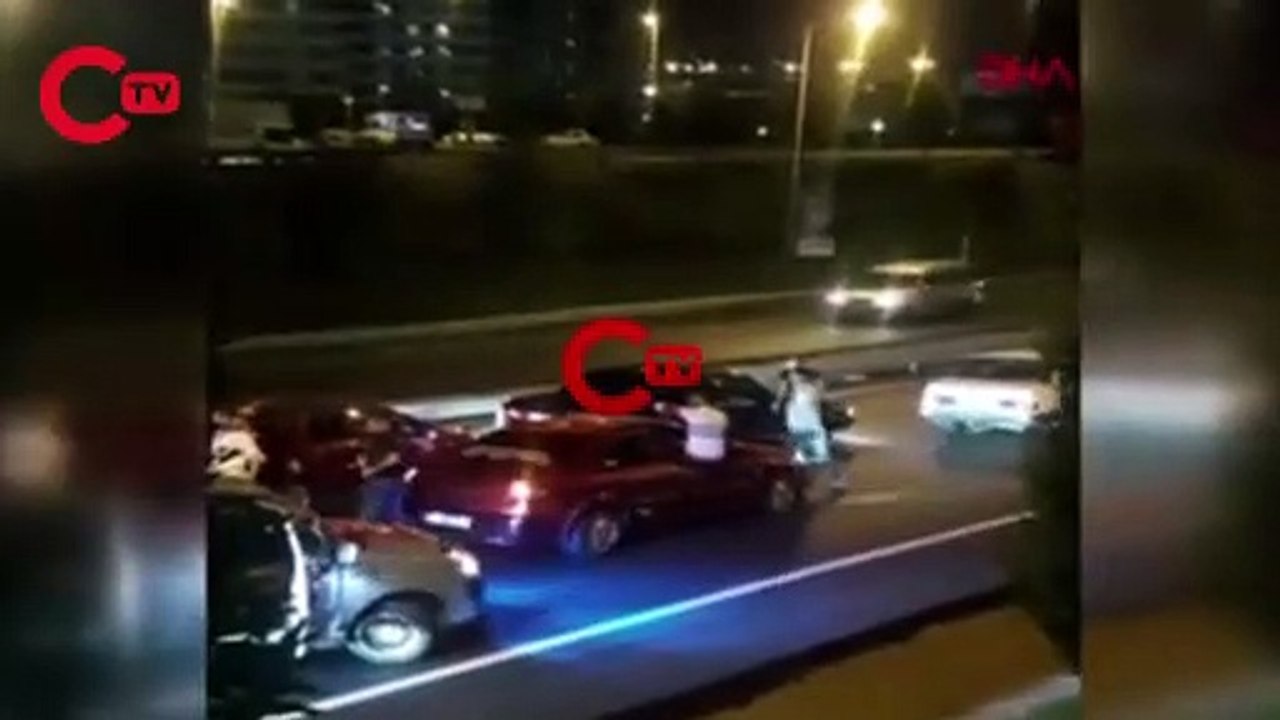 Yolcu otobüslerinin önünü kesip asker eğlencesi yaptılar