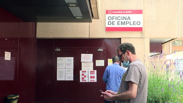 El paro baja en 110.100 personas hasta junio y se crean 464.900 empleos