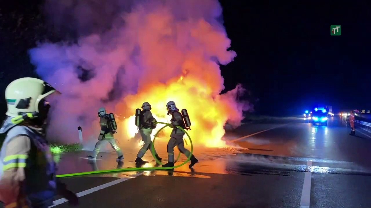 Auto brannte auf Inntalautobahn vollständig aus: Insassen unverletzt