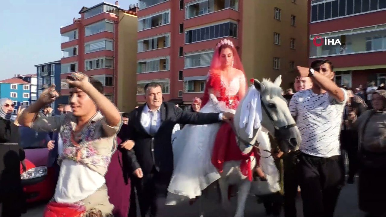 Atalarından kalma at ile gelin alma geleneğini yaşattılar
