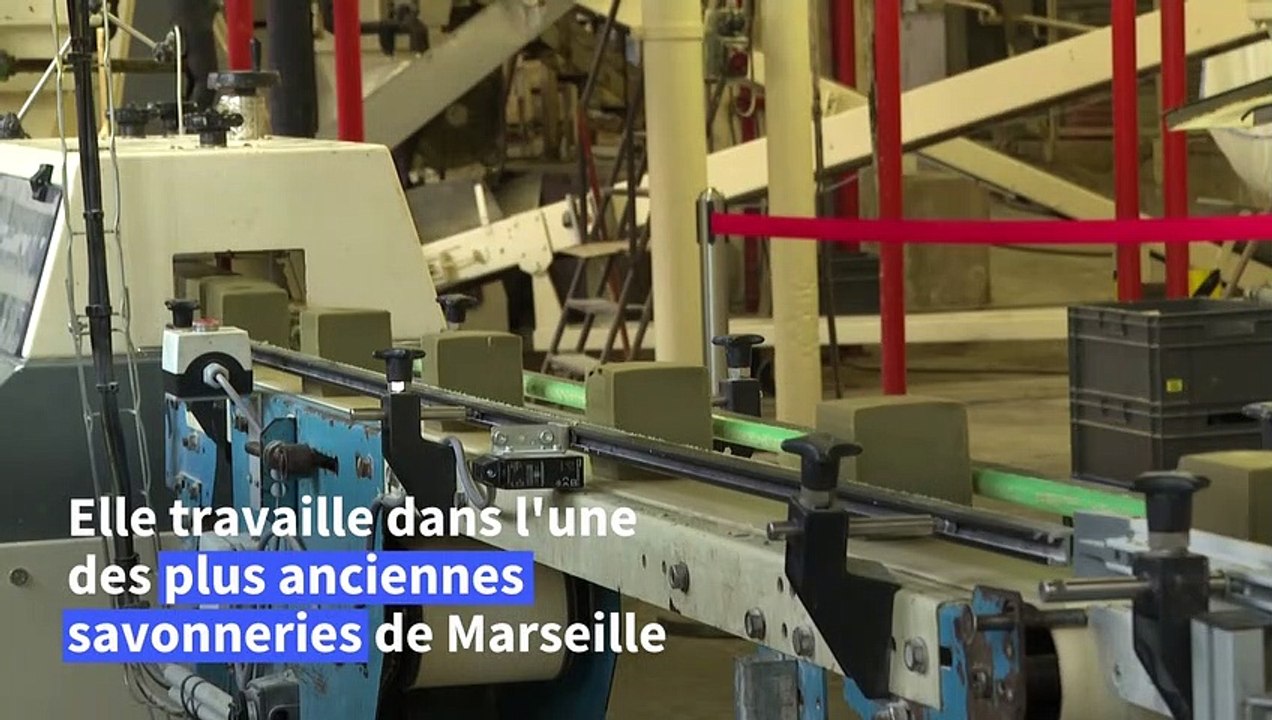 Dans la plus ancienne savonnerie de Marseille, elle sculpte avec du savon