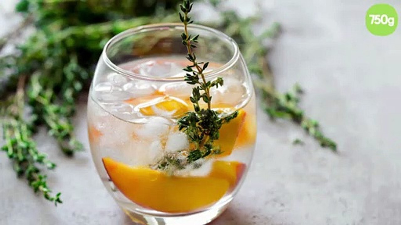 Detox Water pêche et thym (eau de pêches au thym)