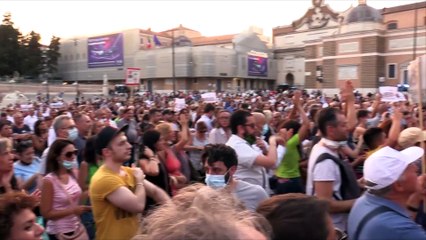 Roma, leghisti in piazza con i No Pass tra gli insulti a Draghi e Speranza