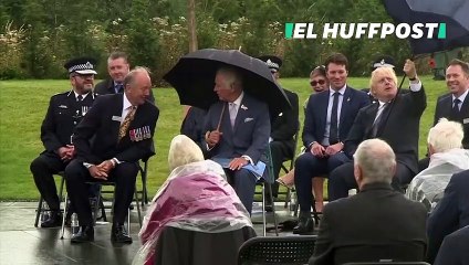 Boris Johnson se pelea con un paraguas y el vídeo ya lleva más de 375.000 reproducciones
