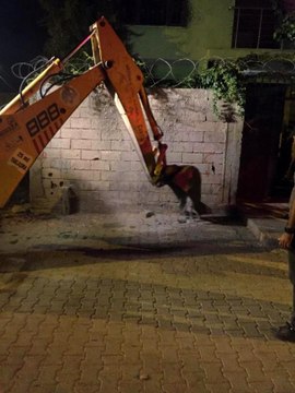 Diyarbakır'da çukura düşen yavru köpeğin annesi, yavrusu çukurdan kurtarılana kadar bekledi