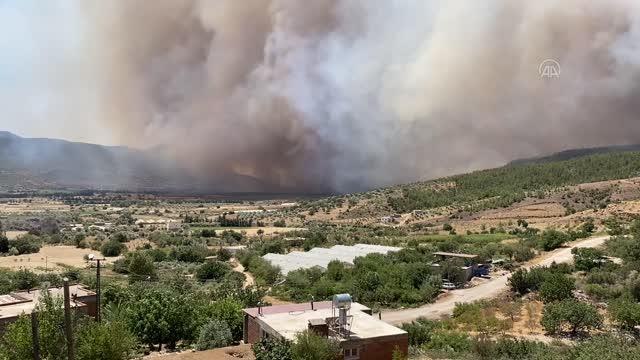 Son dakika haberi... Silifke ilçesinde çıkan orman yangınına müdahale ediliyor (5)