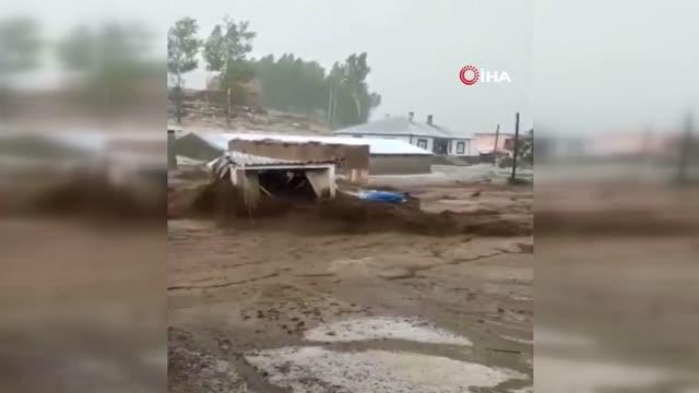 Van'ın 3 ilçesinde sel felaketi... Sel suları konteyneri böyle parçaladı