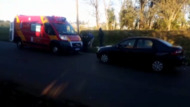 Duas pessoas ficam feridas em colisão entre carro e moto na Avenida Piquiri