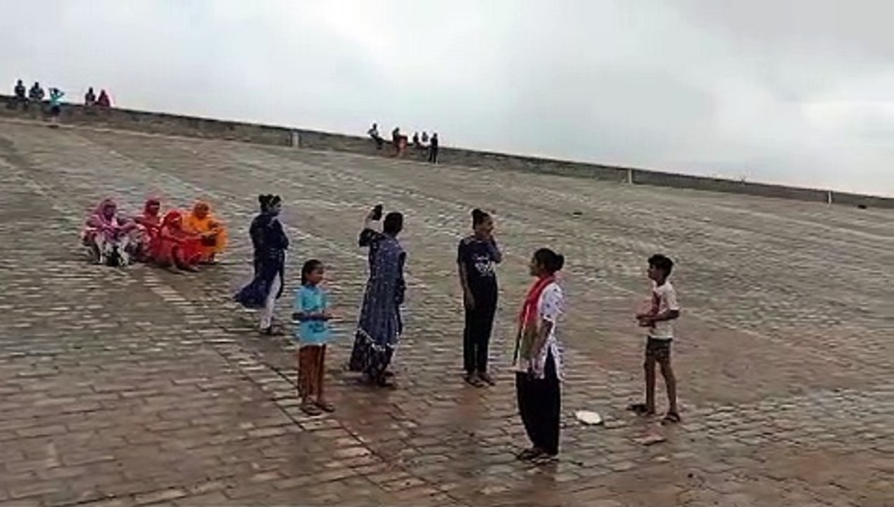 रिमझिम बारिश के बीच पर्यटकों से गुलजार पर्यटन स्थल