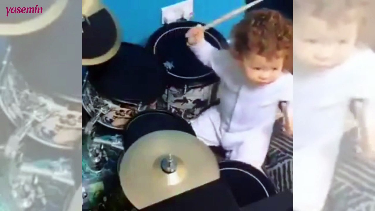 Minik bebek bateri çalarken elini incitti! Bakın ne yaptı...