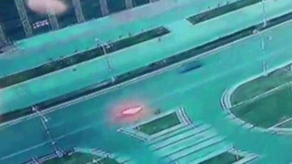 Rusya'da otomobille yarışan motosiklet alev topuna döndü