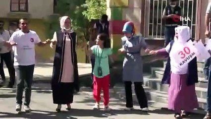 HDP İl Binası önünde kurban kesip halay çekti