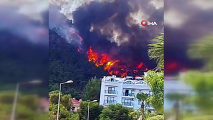 Marmaris’te alevler yerleşim yerlerini tehdit ediyor