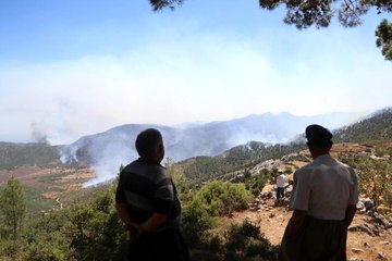Köylerinin yanışını tepeden çaresizce izliyorlar