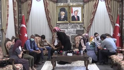 DİYARBAKIR - Evladına kavuşan anne Ayşegül Biçer: "Bu zafer devletimizin, Türkiye Cumhuriyeti'nin zaferidir"
