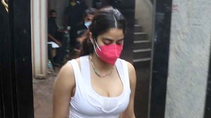 Janhvi Kapoor क्यों नही देती मीडिया को कोई रिएक्शन? Watch video | FilmiBeat