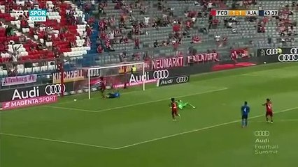 Joshua Zirkzee falha golo escandaloso em frente a baliza