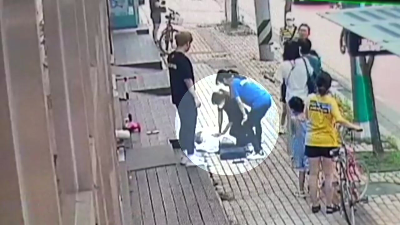 급성 심장질환으로 쓰러진 여성...심폐소생술로 구한 의인들 / YTN