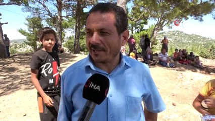 Köylerinin yanışını tepeden çaresizce izliyorlar