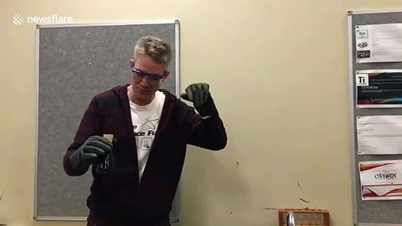 Ce prof de Chimie est lui-même surpris par sa propre expérience