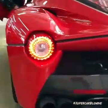 Elle passe ses journées à essayer des voitures incroyables... Vie de rêve